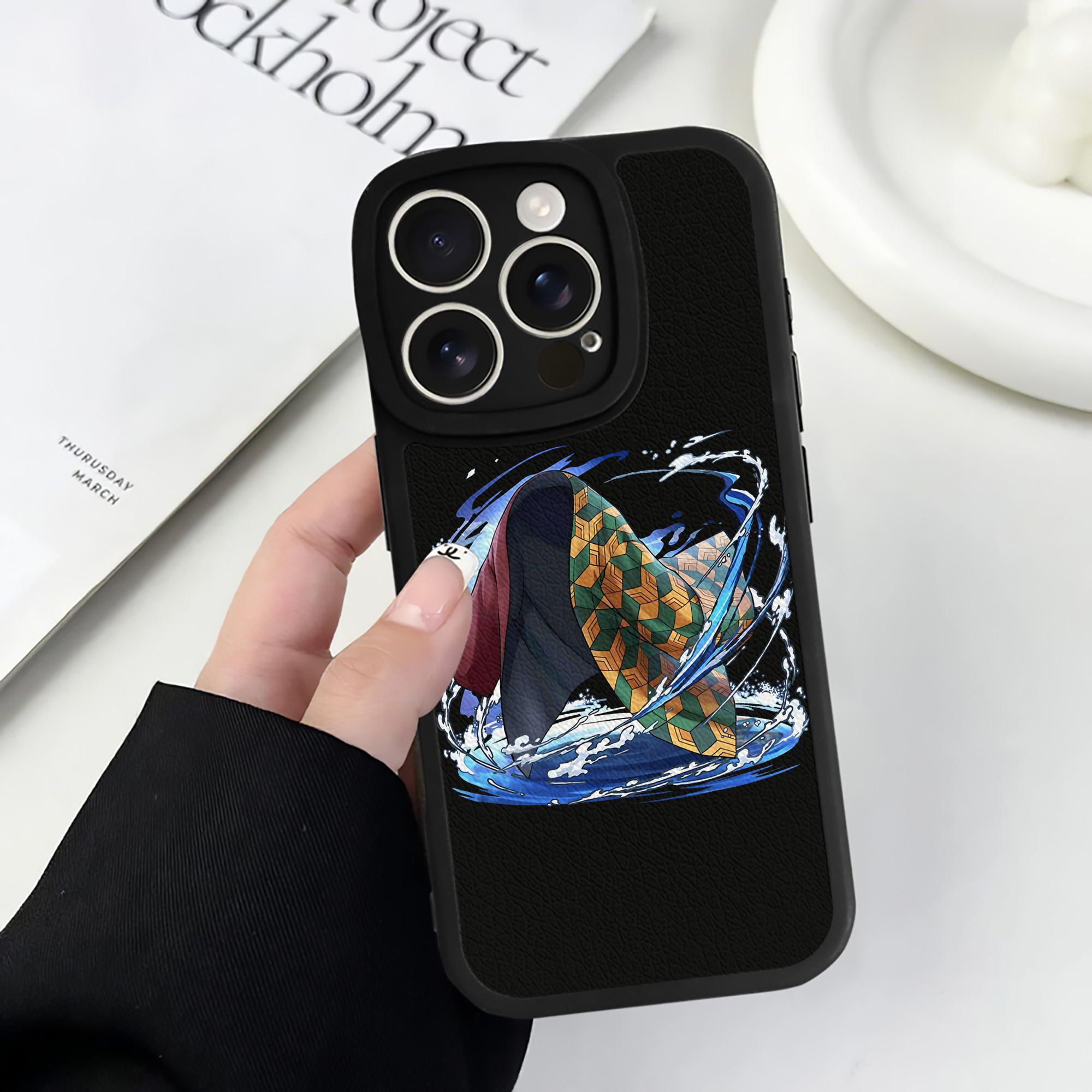 （画像用） 鬼滅の刃（きめつのやいば）水柱-冨岡 義勇／とみおか ぎゆう Tomioka Giyuu 【iPhone 16シリーズ対応】シリコンスマホケース（レザー調） 材質：シリコン